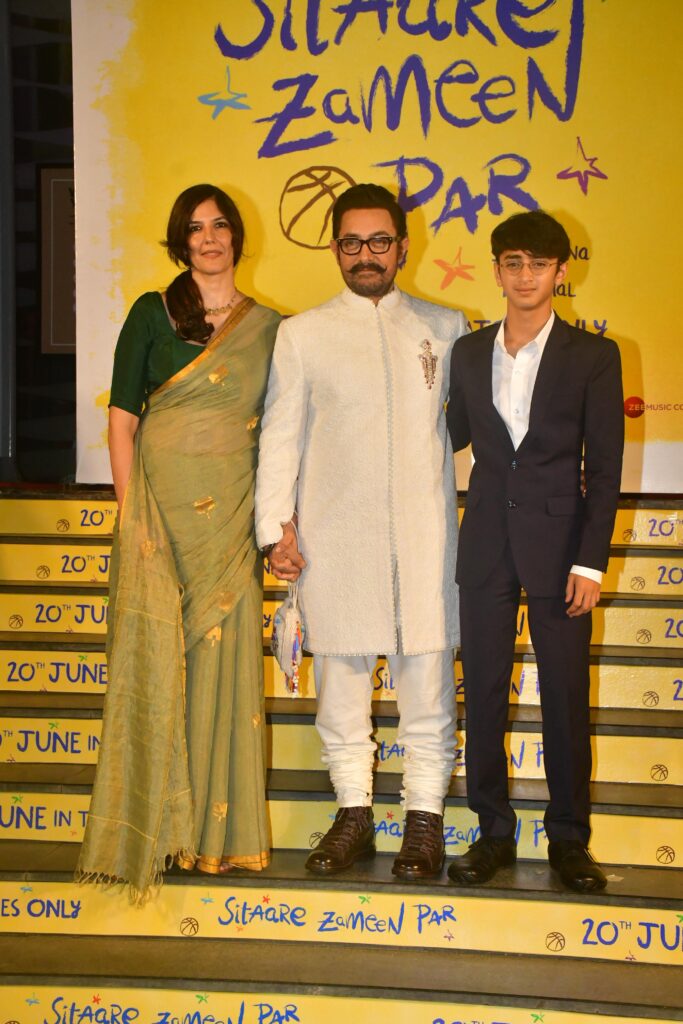 आमिर और गौरी स्पराट्ट ने 'सितारे ज़मीन पर' के प्रीमियर पर थामा एक-दूसरे का हाथ, आज़ाद की मौजूदगी ने बढ़ाई रौनक सितारे ज़मीन पर