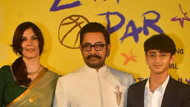 आमिर और गौरी स्पराट्ट ने 'सितारे ज़मीन पर' के प्रीमियर पर थामा एक-दूसरे का हाथ, आज़ाद की मौजूदगी ने बढ़ाई रौनक सितारे ज़मीन पर