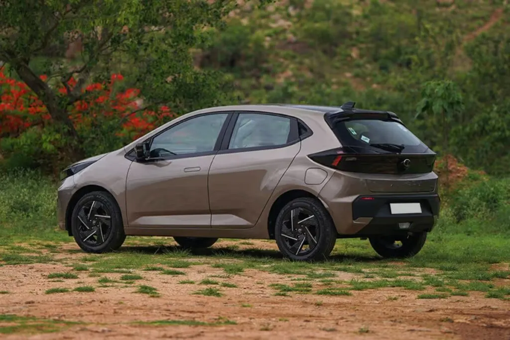 2025 Tata Altroz Facelift: ड्यूल स्क्रीन, 360° कैमरा और शानदार लुक, कीमत ₹6.89 लाख से शुरू 2025 Tata Altroz Facelift: ड्यूल स्क्रीन, 360° कैमरा और शानदार लुक, कीमत ₹6.89 लाख से शुरू