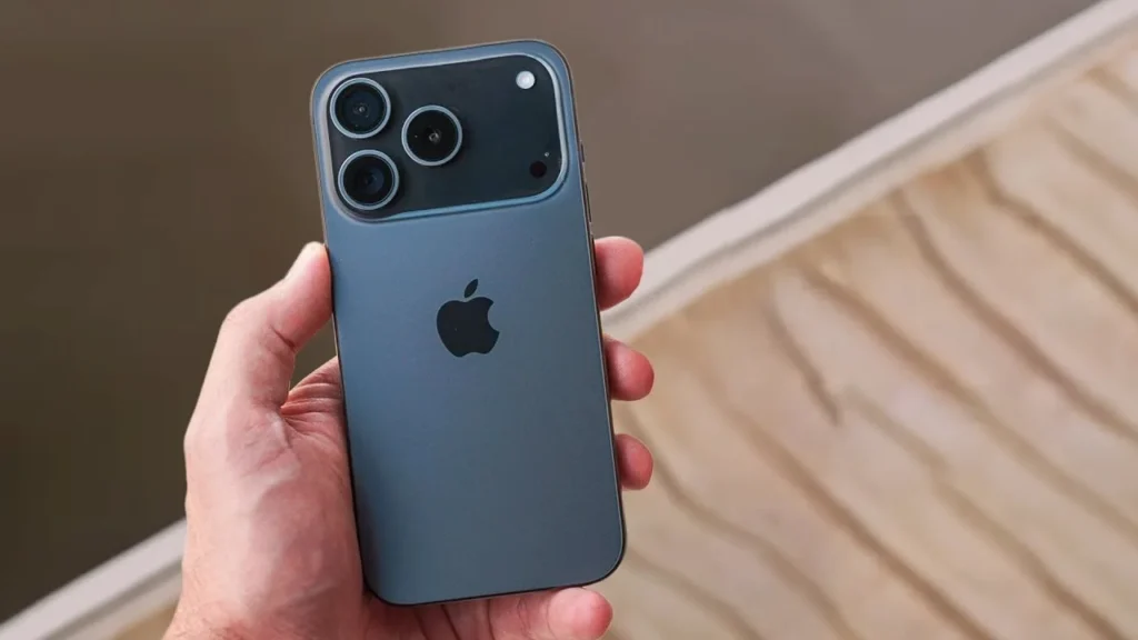 iPhone 17 Pro Max First Look: बड़ी बैटरी और कैमरा अपग्रेड सहित कई नए फीचर्स iPhone 17 Pro Max First Look