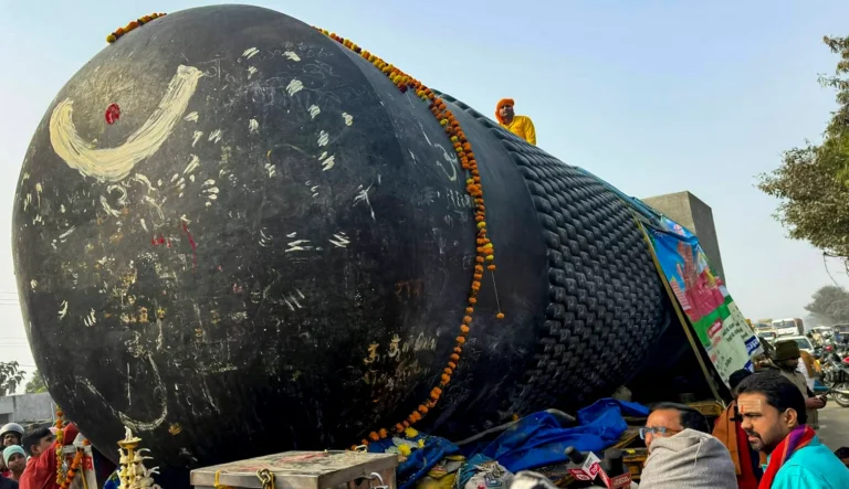 World Largest Shivling: दुनिया का सबसे विशाल शिवलिंग बिहार पहुंचा: 17 जनवरी को केसरिया में होगा भव्य अभिषेक और स्थापना